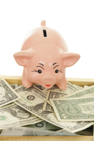 Sparschweinchen auf Geldhaufen